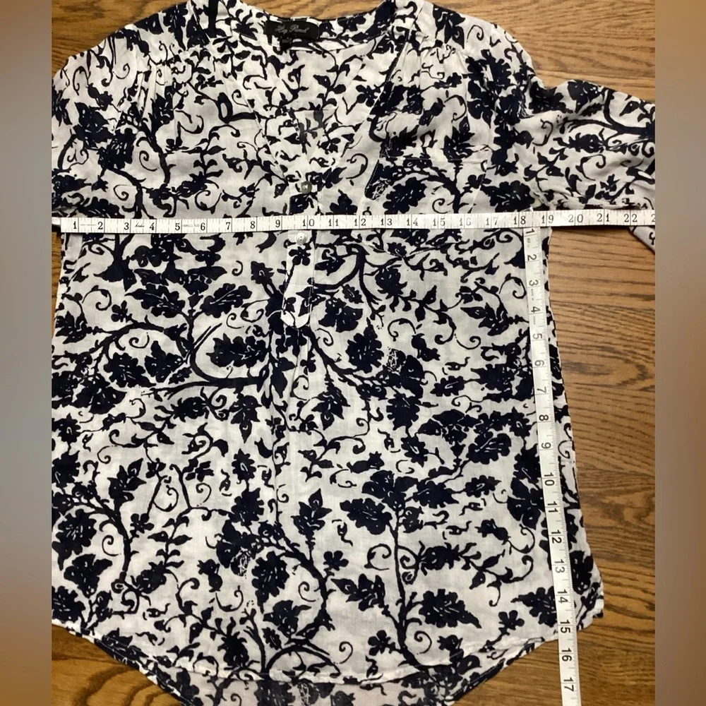 Honey Punch vneck Navy print Blouse Size Small